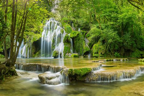 Nature avec cascade et ions négatifs