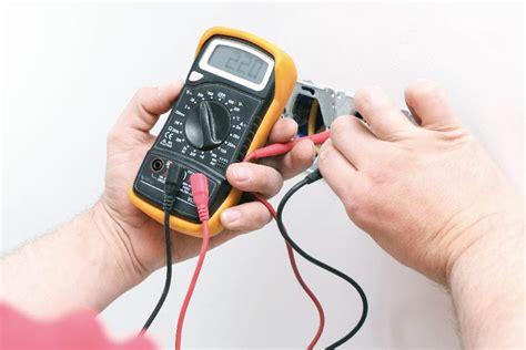 Connexion d'un multimètre pour tester le bobinage d'un compresseur