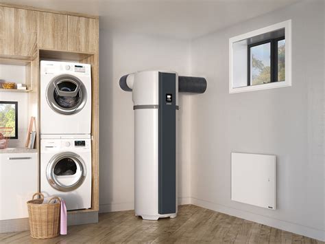 Installation murale d'un chauffe-eau thermodynamique dans une buanderie