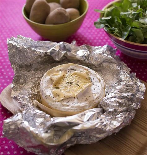 Camembert rôti dans une boîte en aluminium sur un barbecue