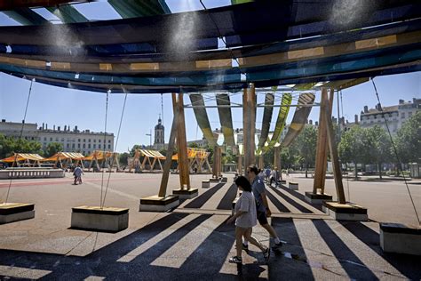 Brumisateurs installés sur une place publique pour rafraîchir les passants