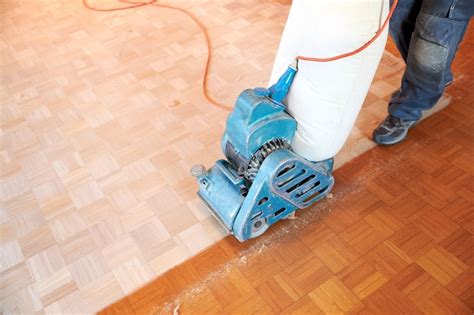 Ponceuse à parquet en action