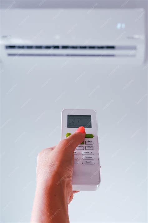 Une personne utilisant une télécommande de climatiseur