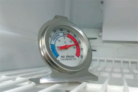 Thermomètre placé à l'intérieur d'un réfrigérateur
