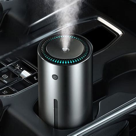 Image d'un humidificateur d'air compact pour voiture positionné dans un porte-gobelet.