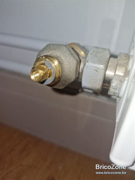 Gros plan sur un té de réglage de radiateur avec une clé Allen