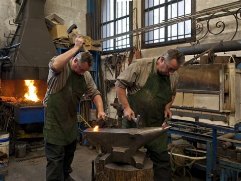 Artisan travaillant le fer forgé