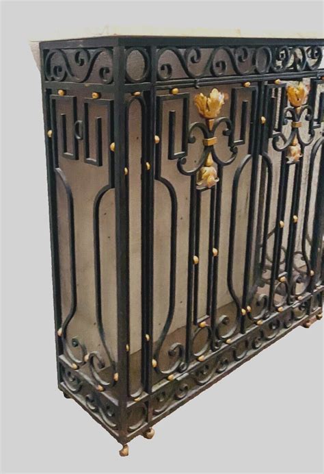 Radiateur ancien avec cache-radiateur en fer forgé