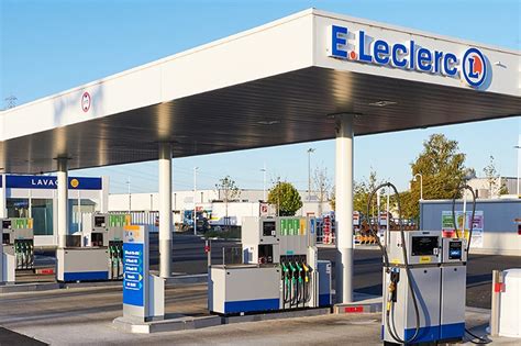 Station-service E.Leclerc avec pompe à carburant et employés