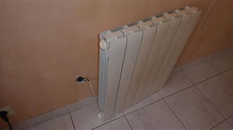 Installation de radiateur électrique sur un mur