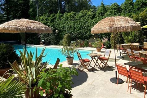 Terrasse de restaurant avec piscine