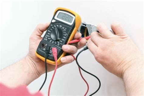 Multimètre testant un thermostat