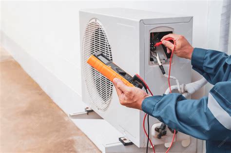 Technicien vérifiant un climatiseur
