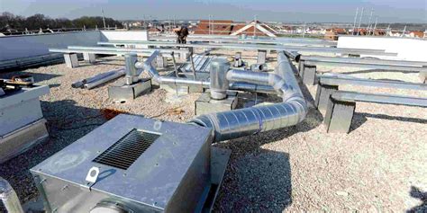 Détail d'une gaine VMC passant à travers une dalle avec un fourreau