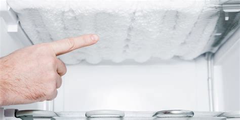 Givre épais à l'intérieur d'un réfrigérateur