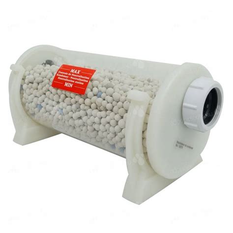 Gros plan sur des billes reminéralisantes utilisées dans un neutraliseur de condensat