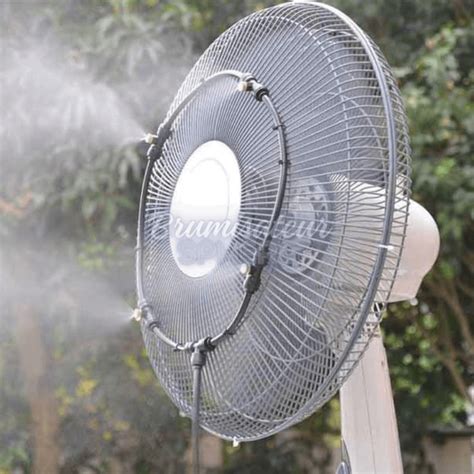 Ventilateur brumisateur en action sur une terrasse