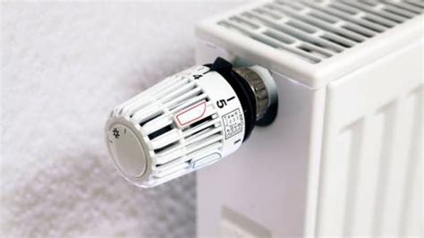 Gros plan sur un radiateur démonté et nettoyé avant peinture