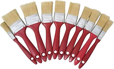 Pinceaux de différentes tailles pour la peinture de radiateur