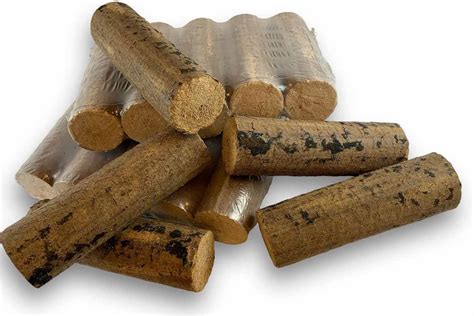 Bûches de bois bien empilées et séchant à l'air libre