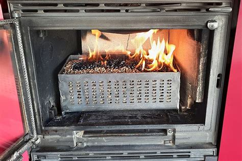 Panier métallique rempli de granulés de bois dans un insert de cheminée