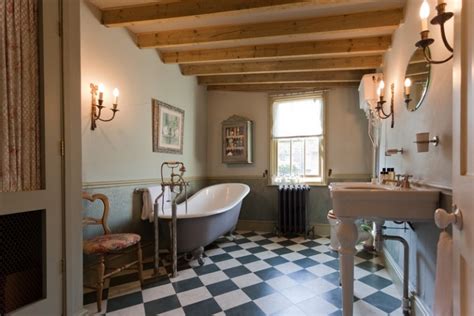 Salle de bain de style rétro avec baignoire sur pieds et robinetterie ancienne