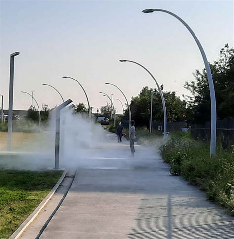 Un mât de brumisation dans un parc public