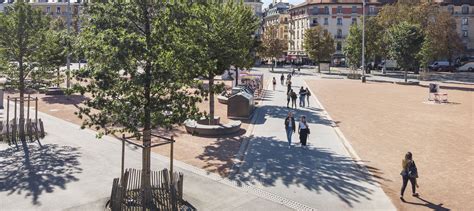 Une place publique animée avec des brumisateurs en fonctionnement