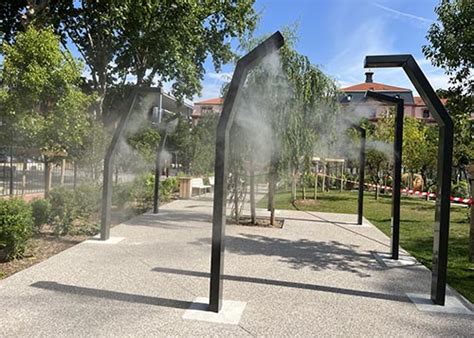 Un parc avec des brumisateurs intégrés au mobilier