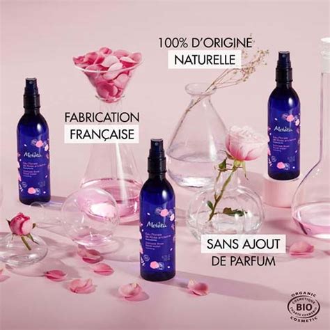 Application d'eau de rose sur un coton