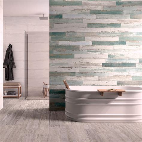 Salle de bain moderne avec carrelage mural posé sur des panneaux