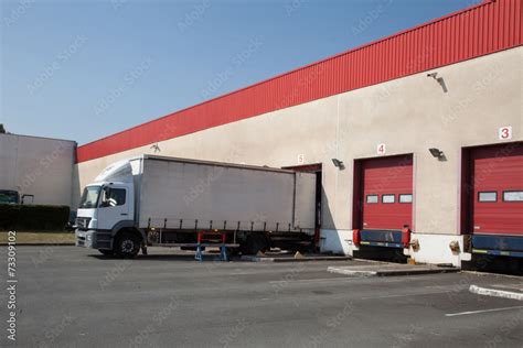 Camion de livraison de palettes de granulés