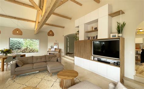 Exemple d'intégration d'un radiateur blanc épuré dans un salon moderne