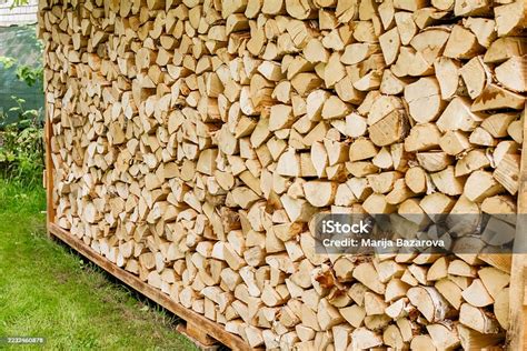 Une pile de bûches de bois de chauffage soigneusement empilées
