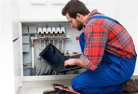 Chauffagiste au travail dans une cuisine