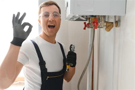 Un plombier vérifie une chaudière