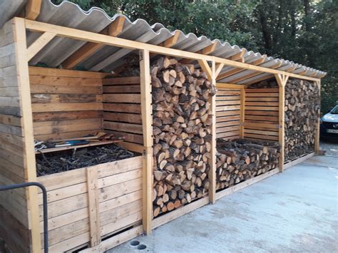 Illustration d'un abri de stockage de bois de chauffage bien ventilé