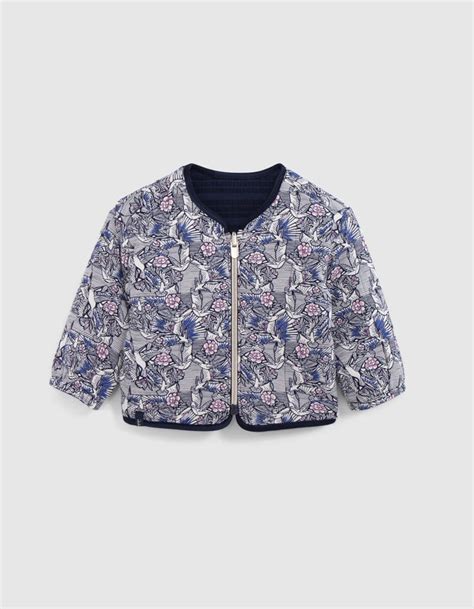 Fille portant une veste réversible IKKS colorée