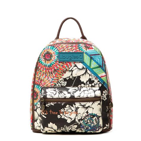 Femme portant un sac à dos Desigual réversible avec un imprimé coloré