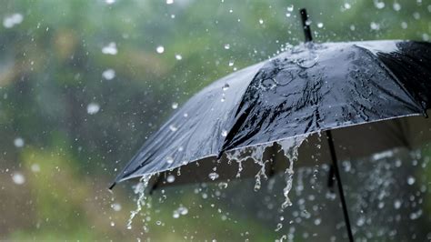Camping-car en extérieur sous la pluie