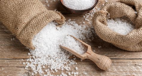 Coupelles de gros sel dans un placard