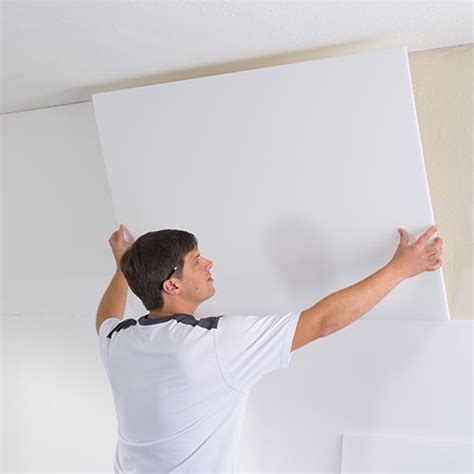 Application de Depron sur un mur avant pose de contreplaqué