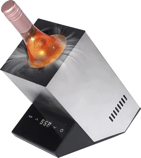 Bouteille de vin blanc servie dans un verre à côté d'un refroidisseur de bouteille électrique