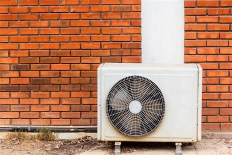 Unité extérieure de climatisation installée sur un mur