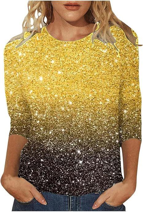 Un homme portant un t-shirt à paillettes réversibles avec un jean.