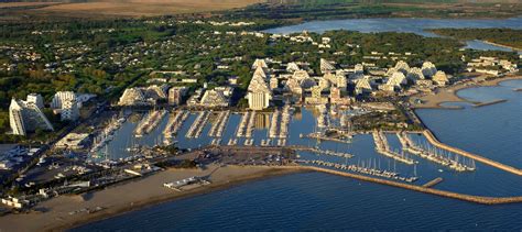 Vue aérienne du Grau-du-Roi avec son port et ses plages