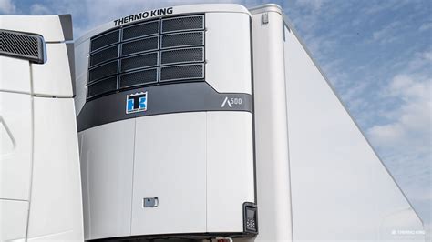 Gros plan sur un groupe frigorifique monobloc Thermo King installé sur un camion