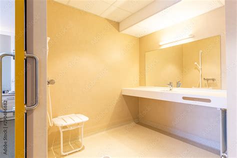 Illustration d'une salle de bain moderne dans un EHPAD avec un robinet de douche thermostatique