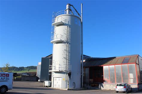 Photographie d'une installation de chaudière à bois déchiqueté moderne avec silo intégré