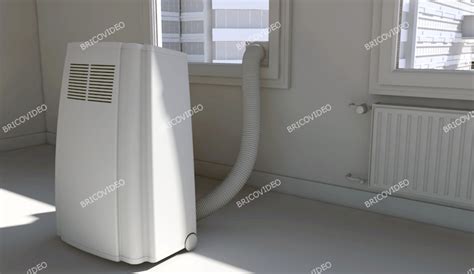 Climatiseur portatif avec tuyau d'évacuation inséré dans une fenêtre